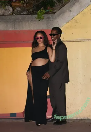 Rihanna / badgalriri nude photo #4581