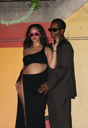Rihanna / badgalriri nude photo #4582