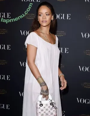 Rihanna / badgalriri nude photo #4625