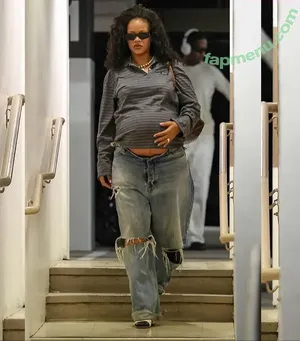 Rihanna / badgalriri nude photo #4627