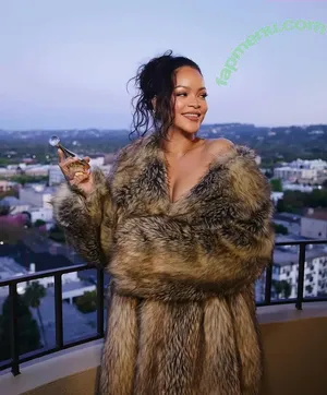 Rihanna / badgalriri nude photo #4631