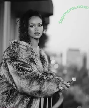 Rihanna / badgalriri nude photo #4633