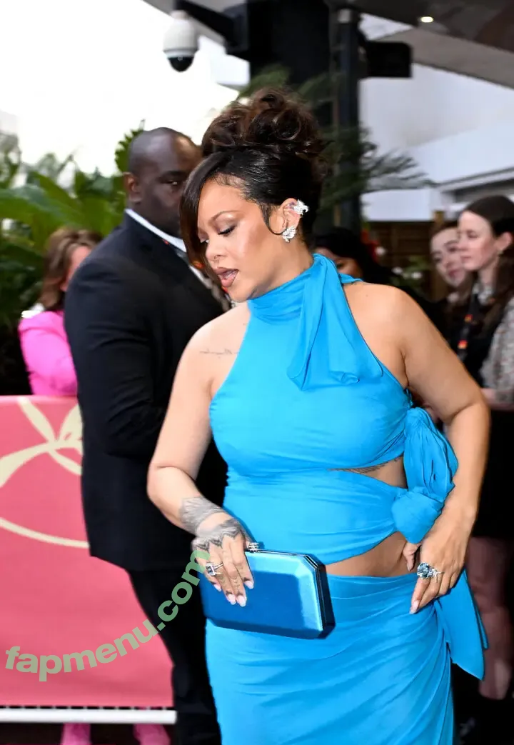 Rihanna nude photo #4567 (badgalriri)