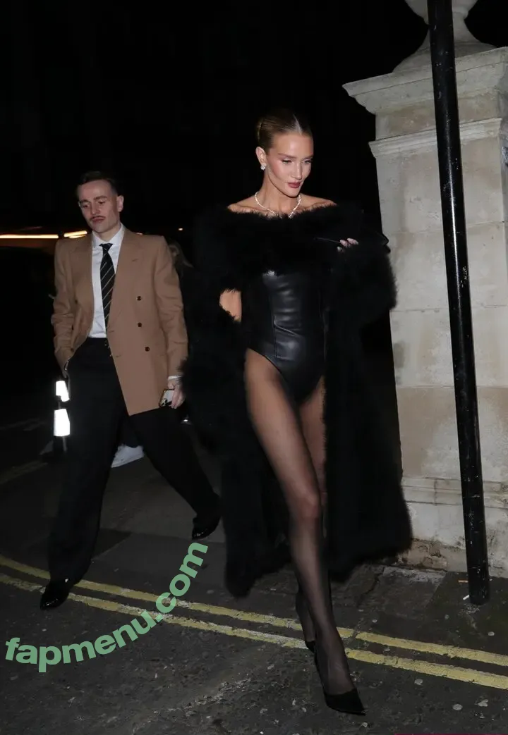Rosie Huntington-Whiteley nude photo #1418 (Rosie Huntington Whiteley / rosiehw)