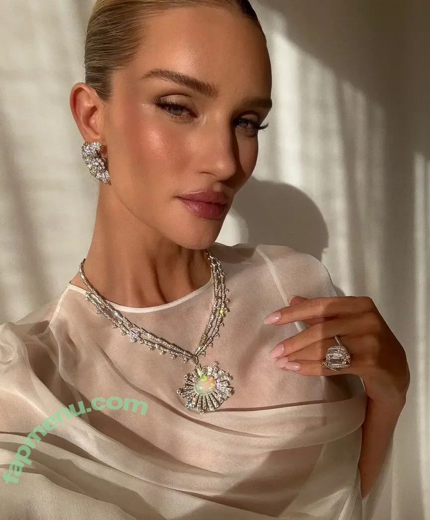 Rosie Huntington-Whiteley nude photo #1581 (Rosie Huntington Whiteley / rosiehw)