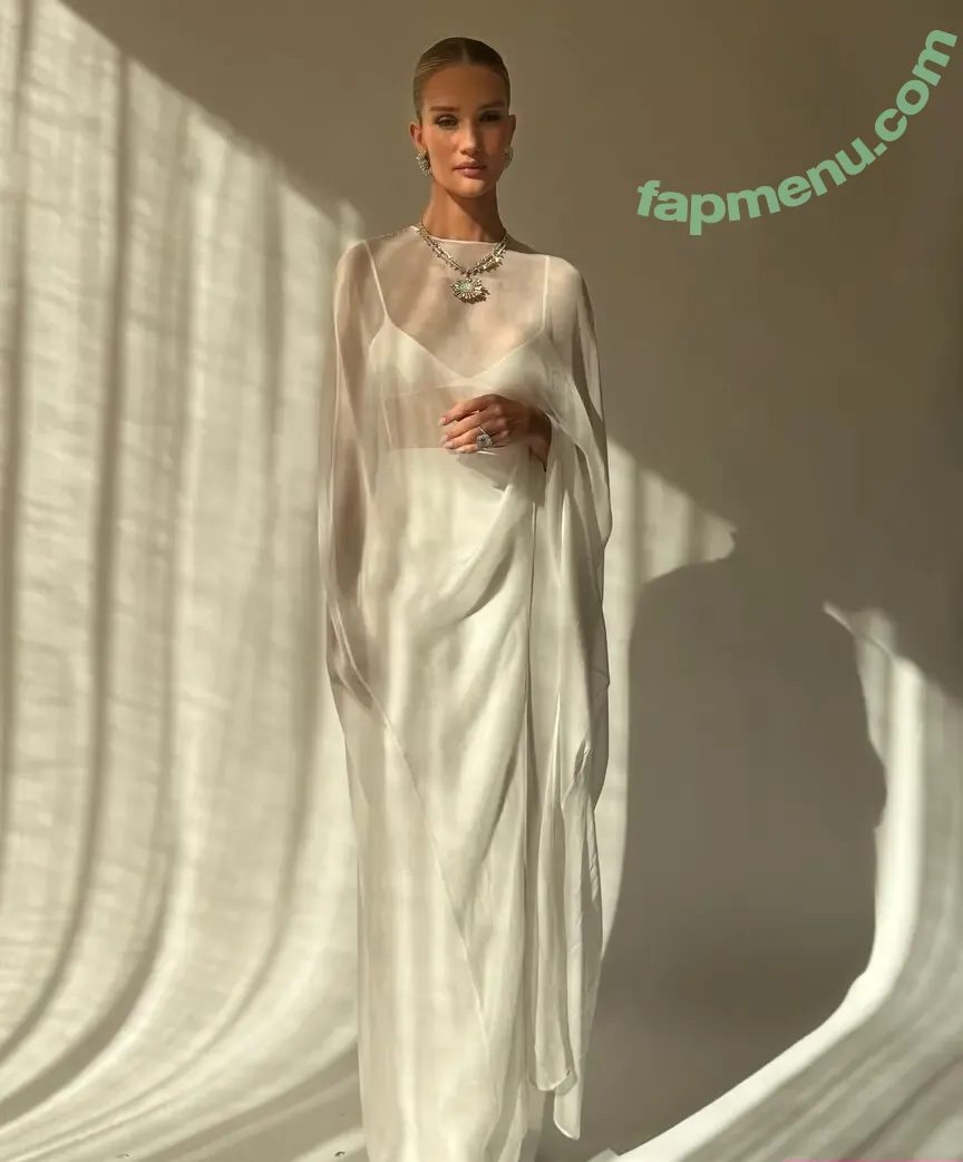 Rosie Huntington-Whiteley nude photo #1582 (Rosie Huntington Whiteley / rosiehw)