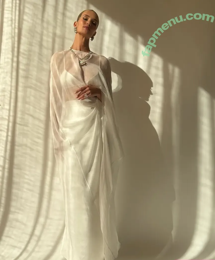 Rosie Huntington-Whiteley nude photo #1585 (Rosie Huntington Whiteley / rosiehw)