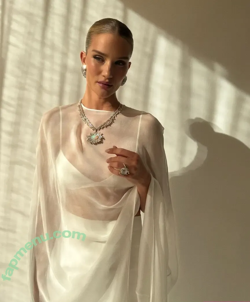 Rosie Huntington-Whiteley nude photo #1586 (Rosie Huntington Whiteley / rosiehw)