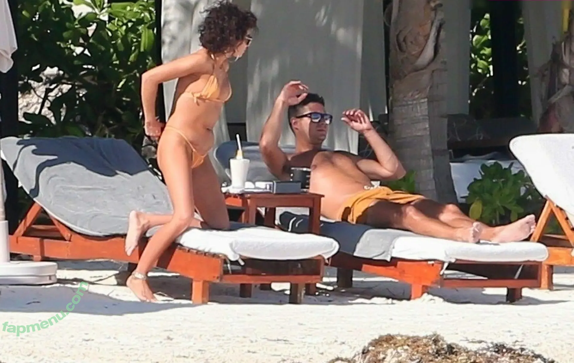 Sarah Hyland nude photo #1247 (Sarah_Hyland / sarahhyland)