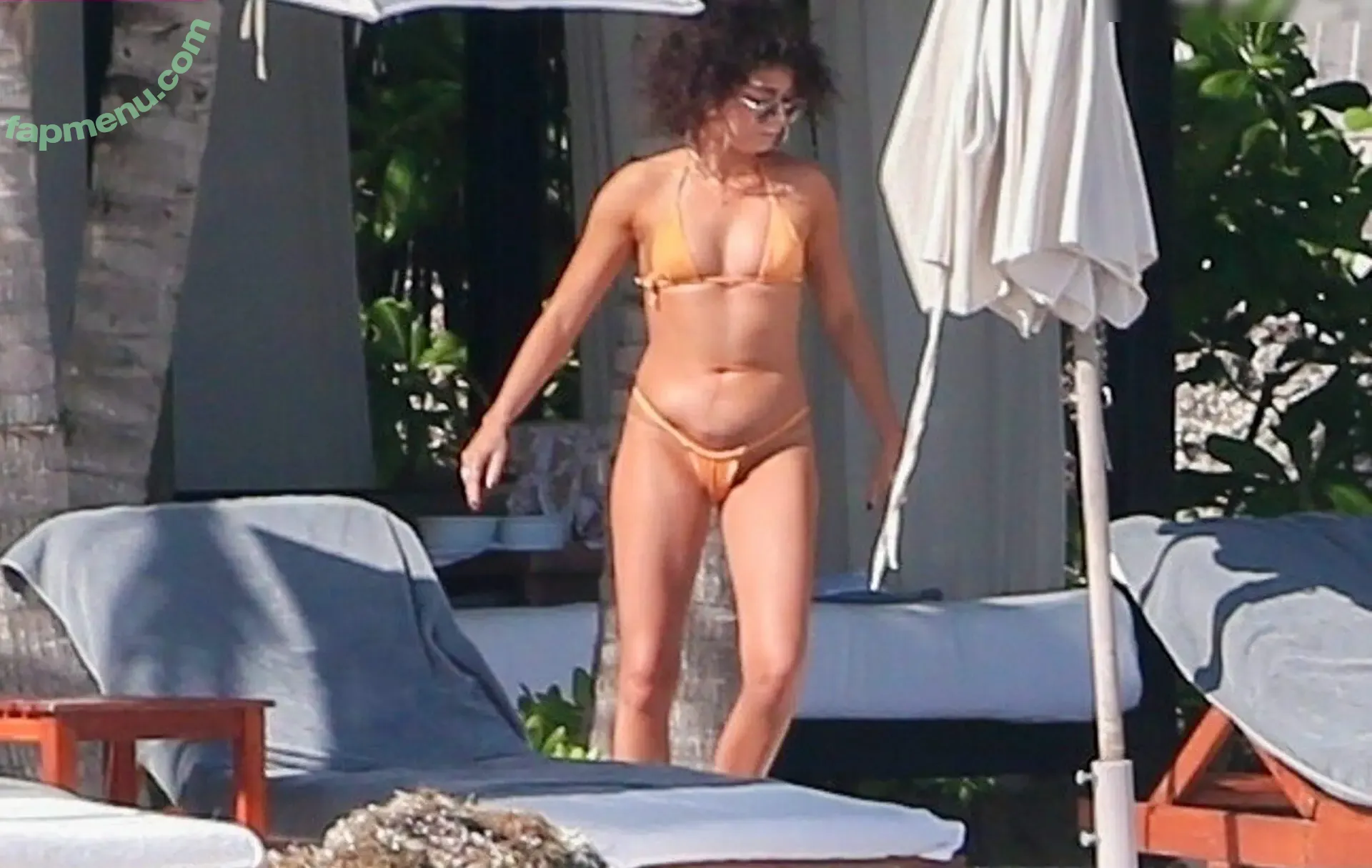 Sarah Hyland nude photo #1249 (Sarah_Hyland / sarahhyland)