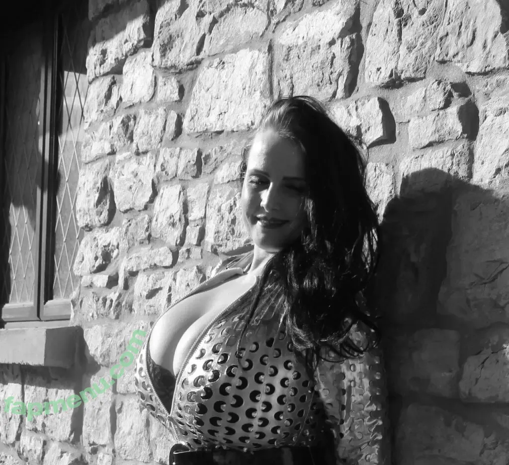 Sarah Lang nude photo #0009 (therealslang)