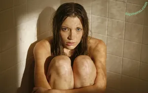 Sarah Roemer / Disturbia / rooeemer nude photo #0013
