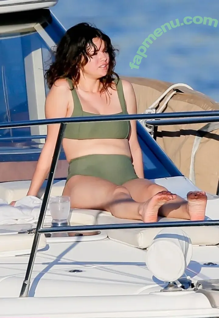 Selena Gomez nude photo #0025 (selena.gomez / selenagomez)