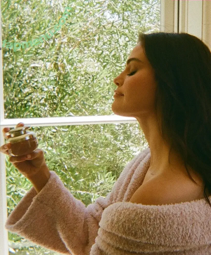 Selena Gomez nude photo #0060 (selena.gomez / selenagomez)