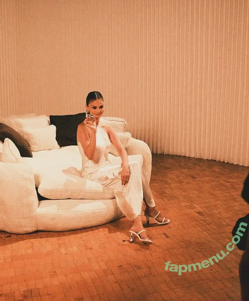 Selena Gomez nude photo #0070 (selena.gomez / selenagomez)