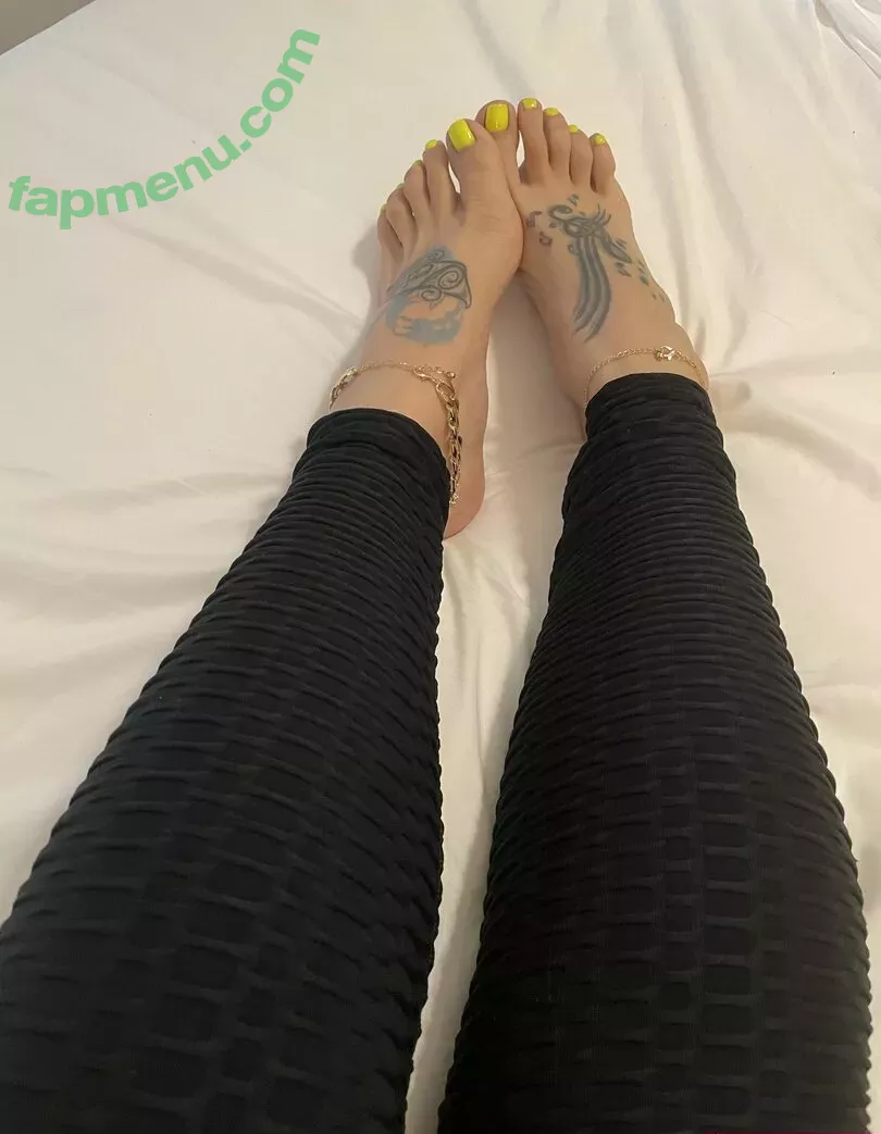 servingfet nude photo #0005 (ladyasshh_)