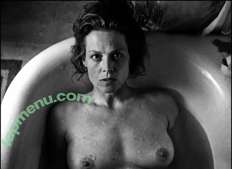 Sigourney Weaver nude photo #0140 (sigourney.weaver.242)