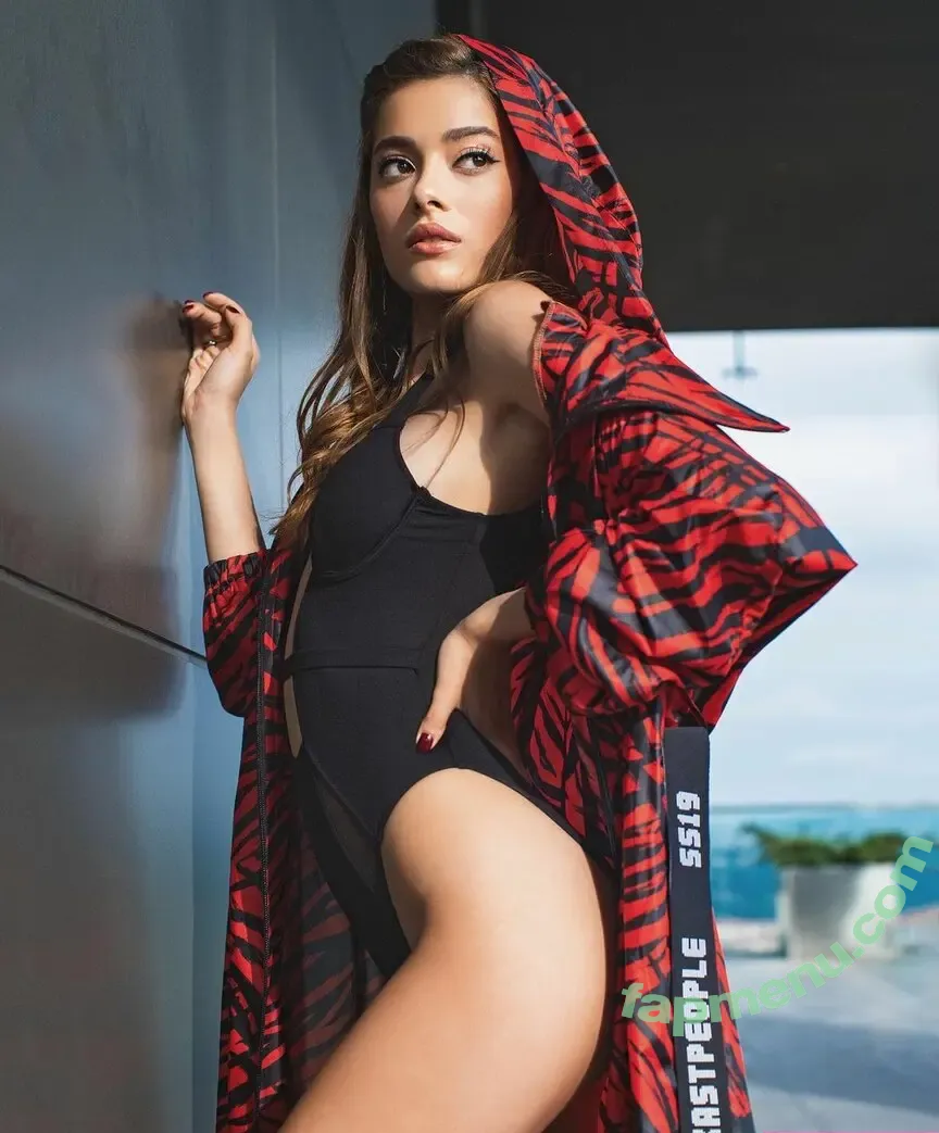 Simay Barlas nude photo #0003 (Simay Barlas)