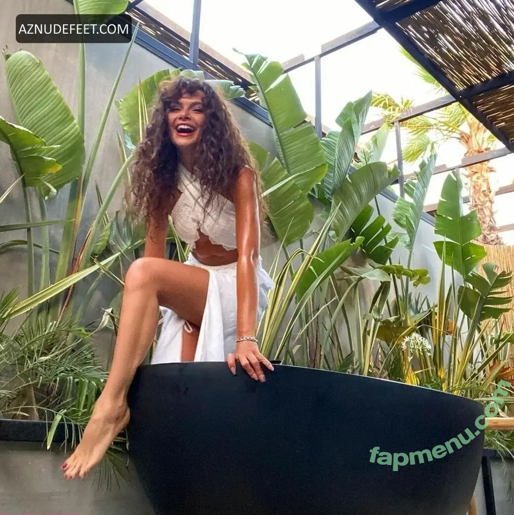 Sinem Ünsal nude photo #0005 (Sinem Ünsal)
