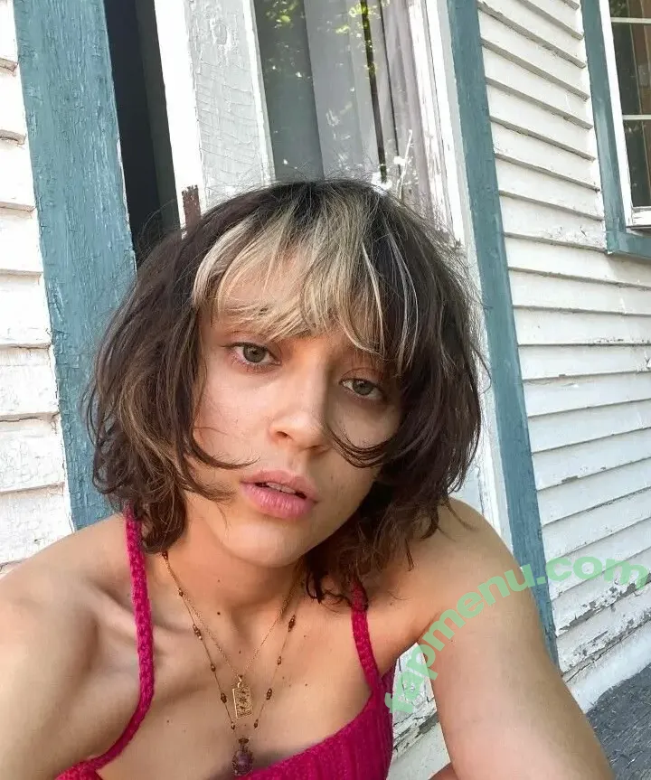Singer Pomme nude photo #0008 (Claire Pommet / pommeofficial)