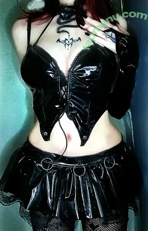 Sm0ltiddym0thgf nude photo #0002
