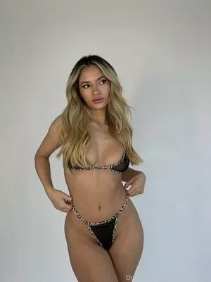smallbeavfree / beezybixhh nude photo #0002