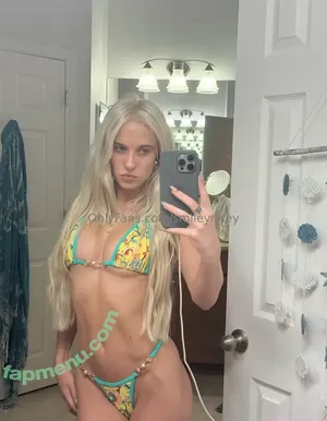 smileyryley / smileyrileyd nude photo #0034