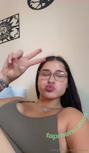 snixfree / itssnixbitxh nude photo #0016