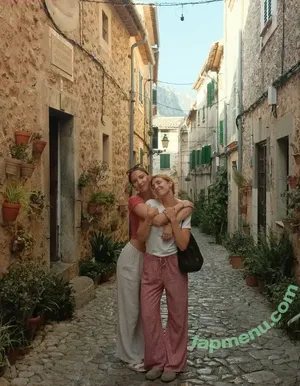 Sophie Nelisse / sophie__nelisse nude photo #0134