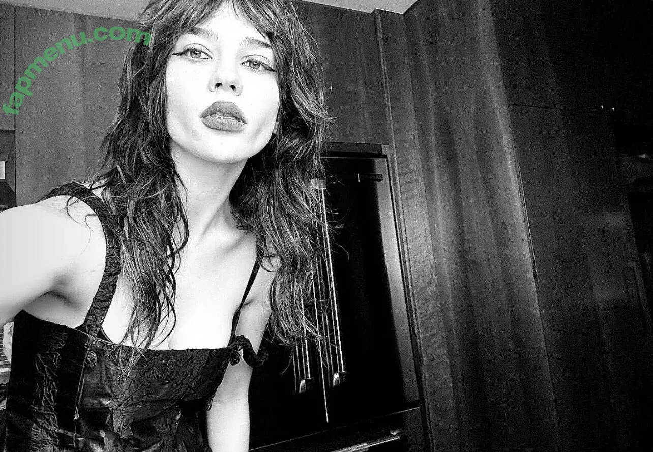 Sophie Thatcher nude photo #0103 (soapy.t / sophie_thatcher)