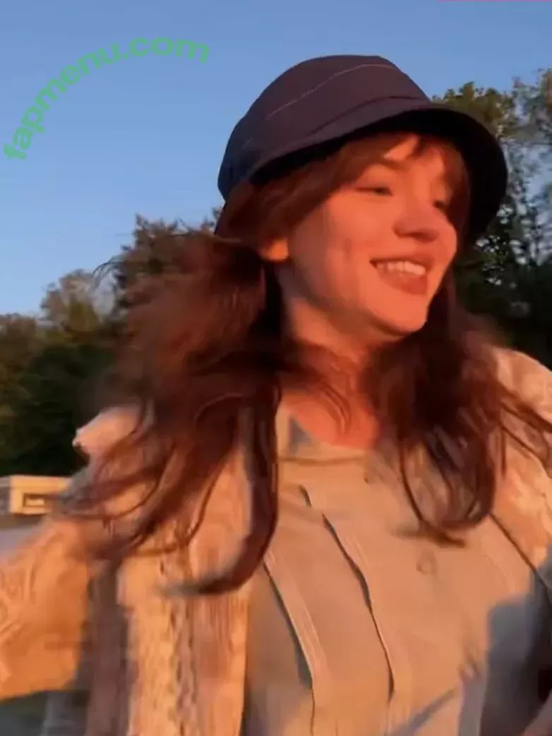 Sophie Thatcher nude photo #0247 (soapy.t / sophie_thatcher)