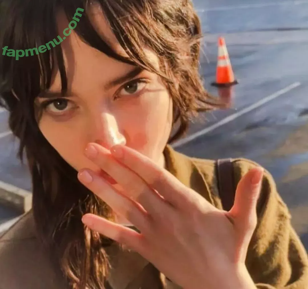Sophie Thatcher nude photo #0255 (soapy.t / sophie_thatcher)