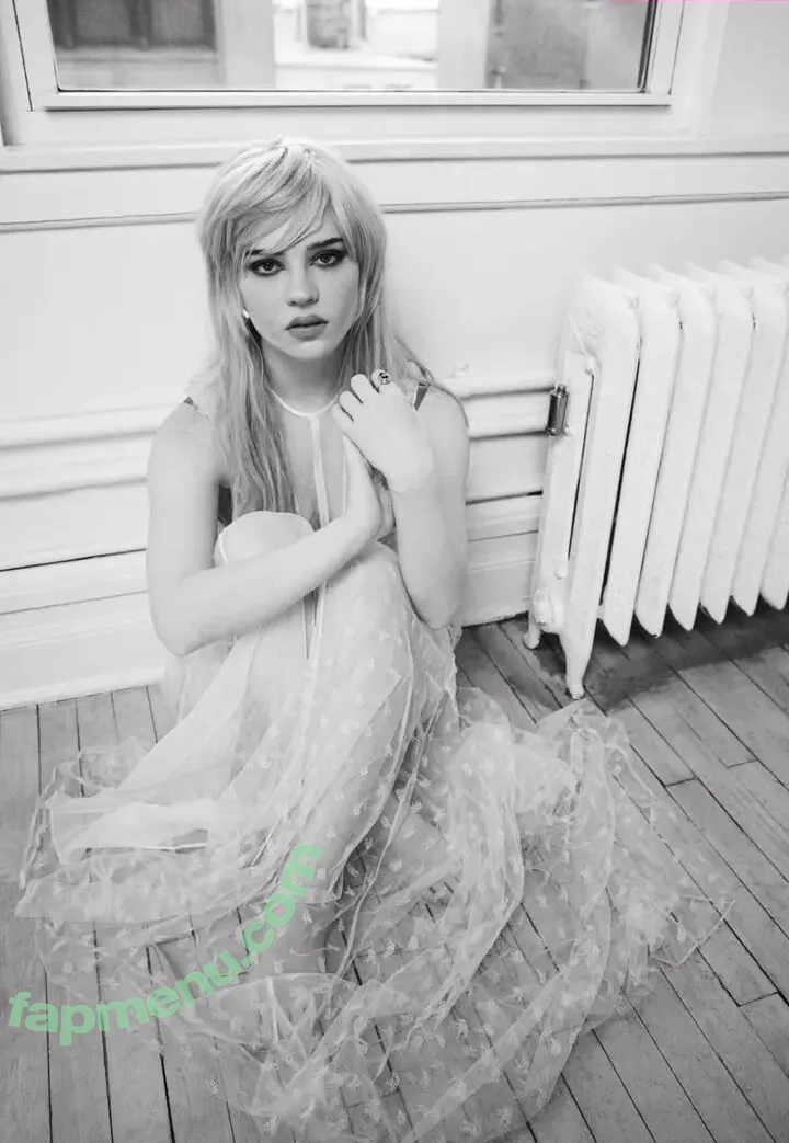 Sophie Thatcher nude photo #0620 (soapy.t / sophie_thatcher)