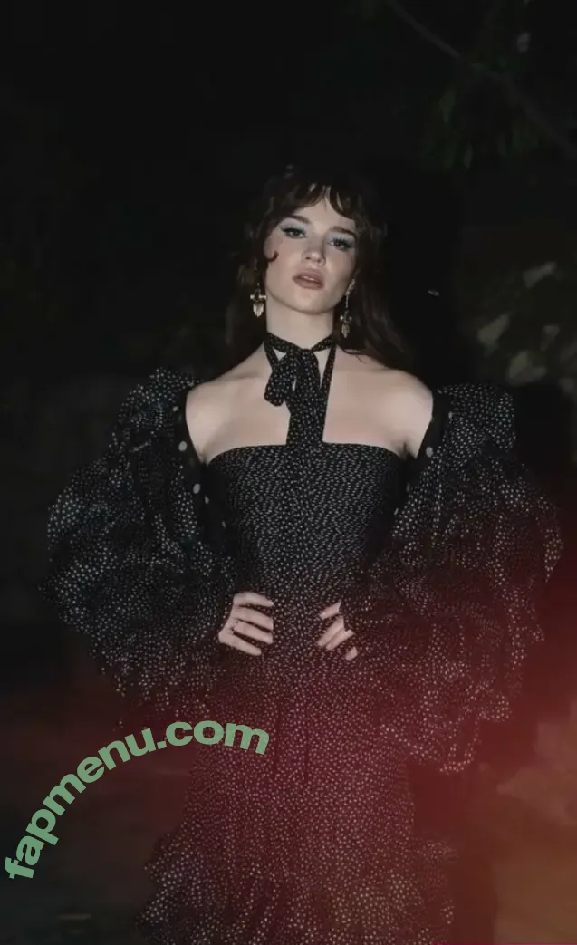 Sophie Thatcher nude photo #0621 (soapy.t / sophie_thatcher)