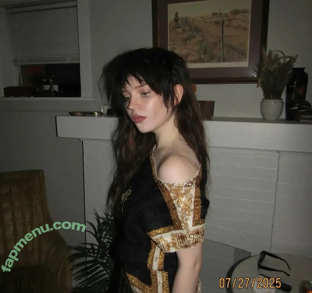 Sophie Thatcher nude photo #0822 (soapy.t / sophie_thatcher)