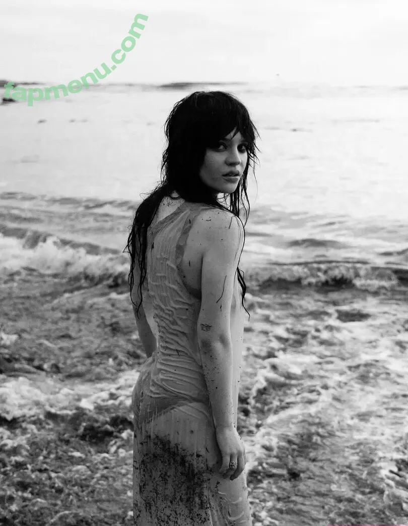Sophie Thatcher nude photo #0843 (soapy.t / sophie_thatcher)
