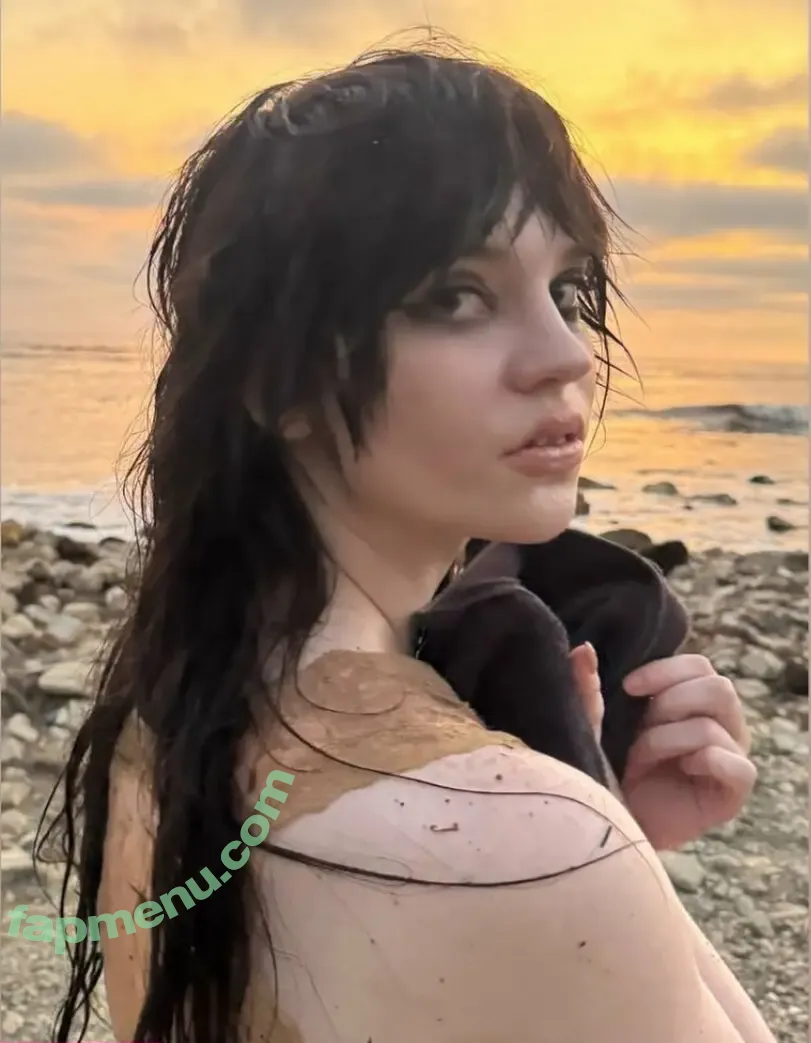 Sophie Thatcher nude photo #0844 (soapy.t / sophie_thatcher)