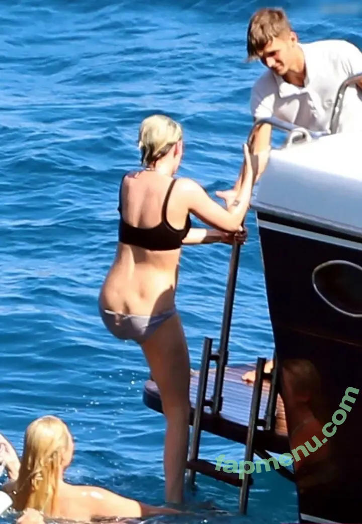 Stella Maxwell nude photo #1831 (stellamaxwell)