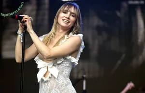 Suki Waterhouse / sukiwaterhouse nude photo #0597