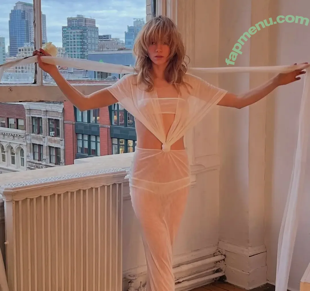 Suki Waterhouse nude photo #0589 (sukiwaterhouse)