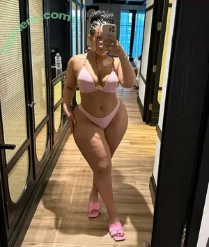 Thick Baddie / Brendalinboss.__ / nenasoopretty nude photo #0052