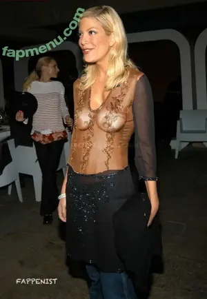 Tori Spelling / torispelling nude photo #0007