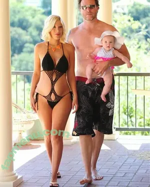 Tori Spelling / torispelling nude photo #0009
