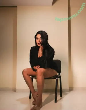 Twinkle Kapoor / twinklekapoordollllllll nude photo #0019
