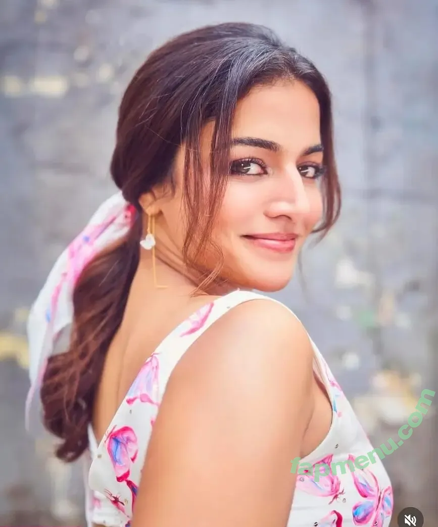 Wamiqa Gabbi nude photo #0059 (wamiqagabbi)