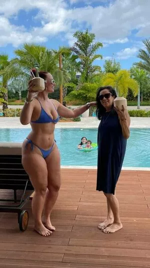 Yesjulz nude photo #0035