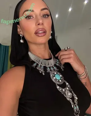 Yesjulz nude photo #0007