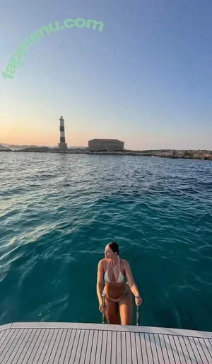 Yesjulz nude photo #0013