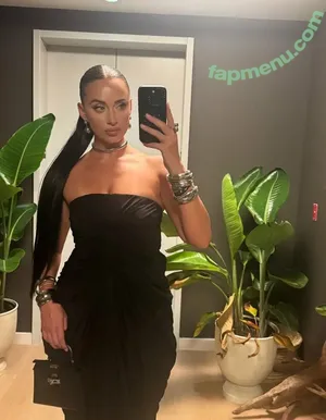 Yesjulz nude photo #0024