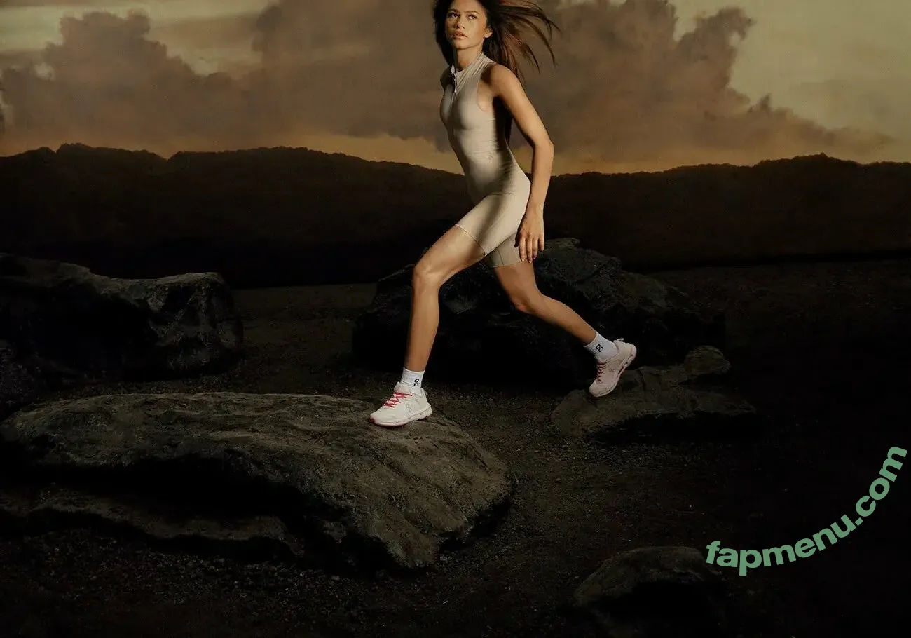 Zendaya nude photo #0096 (zayarose11)
